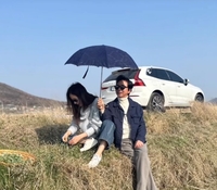 김국진, ♥강수지에 양산 씌우는 ‘사랑꾼’..로맨틱 데이트 현장