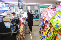 총선 끝…편의점 볼펜·라이터부터 생리대·가공란까지 ‘가격 줄인상’ 시작