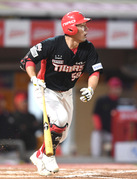 [포토] 서건창 ‘타구가 투수 정면으로 가고 말았어’