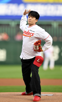 [포토] 시구하는 조정식 아나 ‘스크라이크 꽂을거야’