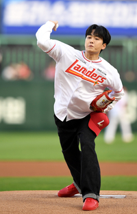 [포토] 시구하는 조정식 ‘마운드에서 강속구’