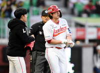 [포토] 투구 맞고 고통스러워 하는 최정...부상 우려 교체