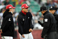 [포토] 이지영 타격방해 판정에 항의하는 이숭용 감독