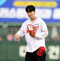 [포토] 조정식 아나 ‘스크라이크 사인?’