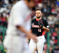 [포토] 최정에 사과 위해 기다리는 크로우