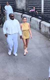 비앙카 센소리, 이번에는 ‘발’ 벗고 美 디즈니랜드 활보…여전히 부적절한 옷차림 [할리웃톡]