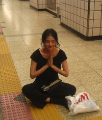 한소희, 지하철 취객 모드? 발그레한 얼굴로 합장