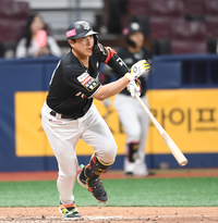 [포토] 5회 적시타 치는 황재균