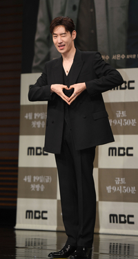 [포토] 이제훈 ‘달달한 하트 포즈’