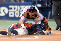 [포토]과감한 주루 플레이로 선취 득점 뽑아내는 롯데 황성빈