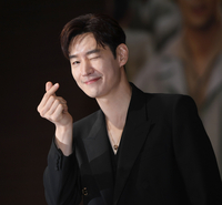 [포토] 이제훈 ‘심쿵 하트’