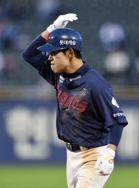 [포토]켈리 상대 멀티 히트에 세리머니 하는 롯데 황성빈