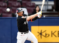 [포토] 파울 친 황재균 ‘타구 조심하세요’