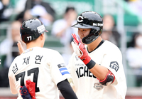 [포토]시즌 4호 홈런 넘긴 SSG 고명준