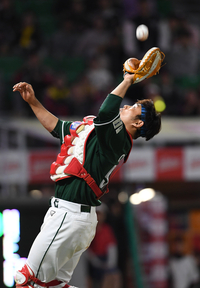 [포토]오지환의 파울플라이를 잡아내는 이지영