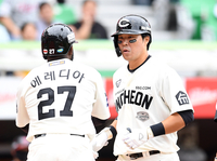 [포토]SSG 한유섬, LG 엔스 상대 시즌 10호 홈런