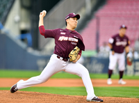 [포토] ‘1회말 세타자 모두 뜬공처리’ 김인범