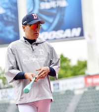 [포토] ‘기자회견을 위해 더그아웃으로’ 두산 이승엽 감독