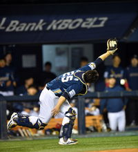 [포토] ‘양석환 파울타구 놓치는’ 김형준