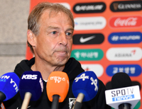 화해하고 잘 지내는데, 기름 붓는 클린스만…“젊은 선수가 손흥민 손가락 탈골시켰다”