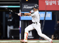 [포토]류현진 상대 멀티 히트 뽑아내는 천성호