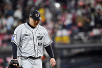 [포토]7실점(5자책)으로 고개 떨군 한화 류현진