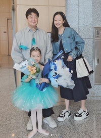 ‘백종원♥’ 소유진, 막내딸 첫 발레 콩쿠르 1등…“넌 감동이야”