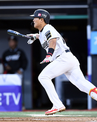 [포토]한화 류현진 상대로 동점 적시타 치는 KT 천성호