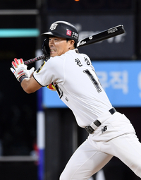 [포토]KT 천성호, 한화 류현진 상대 멀티 히트