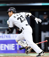 [포토]류현진 상대 내야 안타 치는 조용호