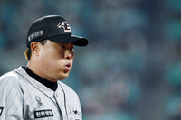 [포토]숨 몰아쉬는 한화 류현진, 5이닝 7실점(5자책)