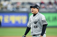 [포토]1회말 수비를 무실점으로 넘긴 한화 류현진