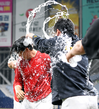 [포토]‘피할수 없는 축하’ 최연소 100세이브 달성한 정해영