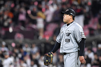 [포토]실책에 이은 실점에 아쉬워하는 한화 류현진