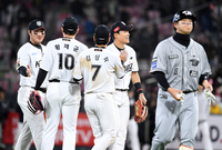 [포토]류현진 선발 한화 상대로 승리를 거두는 KT