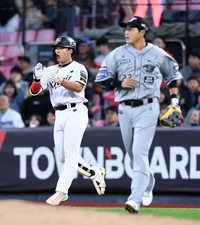 [포토]KT 강백호, 한화 류현진 상대 역전 적시타