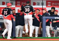 [포토]‘4초 득점주자 맞이하는’ 이범호감독