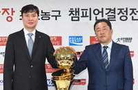 [포토]챔피언 트로피 노리는 송영진 감독-전창진 감독