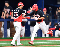 [포토]나만의 세리머니 펼치며 ‘KBO 최초 월간 10홈런-10도루’ 달성