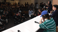 [포토]기자회견 시작하지 못하고 있는 민희진 대표