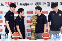 [포토]챔피언결정전 앞둔 허훈-허웅, 티격태격