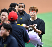 [포토]‘꽃감독의 꽃다발 선물’170승 양현종