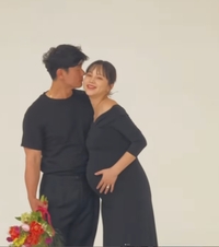 ‘6월 출산’ 아유미, 훈남 남편과 달달한 만삭화보 “이런 촬영은 처음이라...”