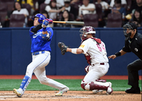 [포토]삼성 이병헌, 기회를 놓치지 않고!