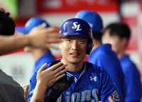 [포토]추가 득점에 하이파이브 나누는 삼성 이병헌