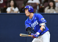 [포토]적시타로 추가점 뽑아내는 삼성 이병헌