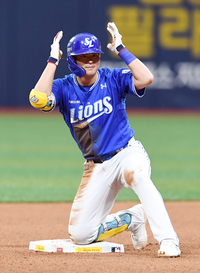 [포토]2타점 적시타에 세리머니하는 삼성 김재상