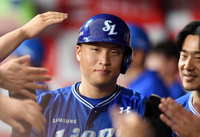 [포토]삼성 이병헌, 적시타에 이어 득점까지!