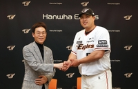 신한은행, 류현진 재단과 기부협약 체결…2024시즌 탈삼진 개수 비례해 기부금 적립