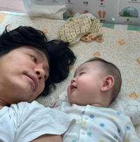 ‘24세 연하♥’ 최성국, ‘생후 220일 아들’ 육아에 초췌..붕어빵 외모는 ‘덤’